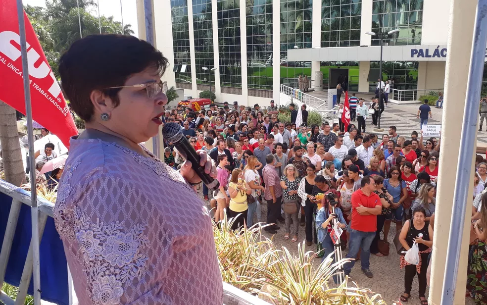 Servidores da Educação entram em greve em Goiânia