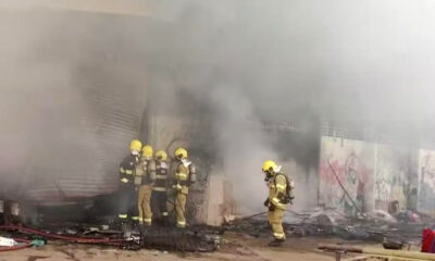 O Corpo de Bombeiros controla um incêndio que afetou o Ginásio de Esportes de Campinas, na região central de Goiânia