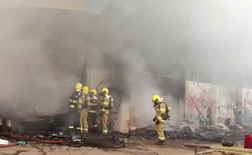 O Corpo de Bombeiros controla um incêndio que afetou o Ginásio de Esportes de Campinas, na região central de Goiânia