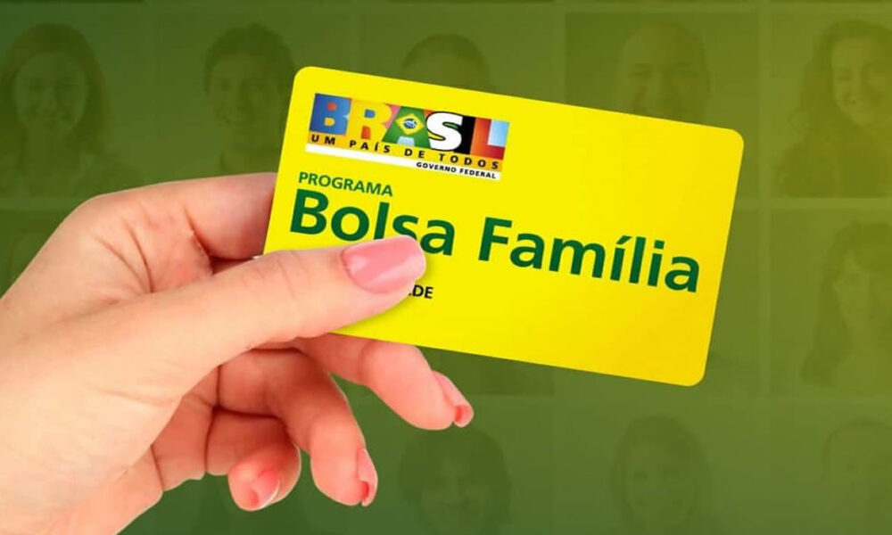 Brasil dividido com Bolsa Família e carteira assinada