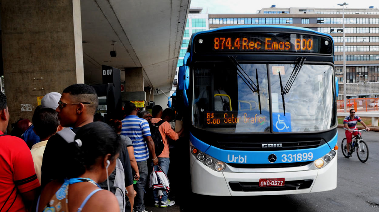 Mulher morre em parada de ônibus no Distrito Federal
