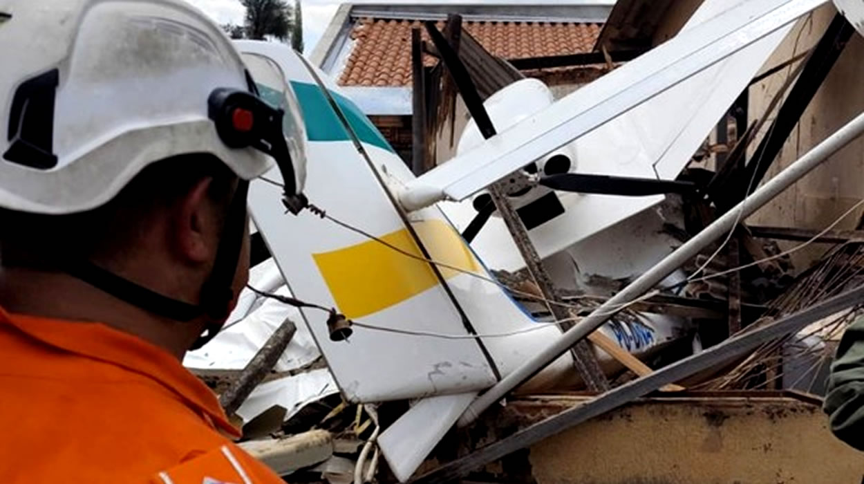 Avião de pequeno porte cai em bairro residencial em Goiânia