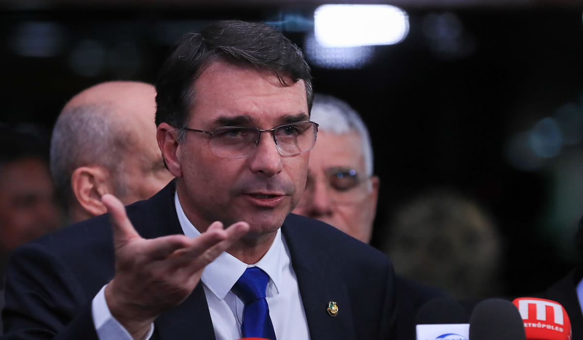 Flávio Bolsonaro pode dividir palanque com Daniel Vilela