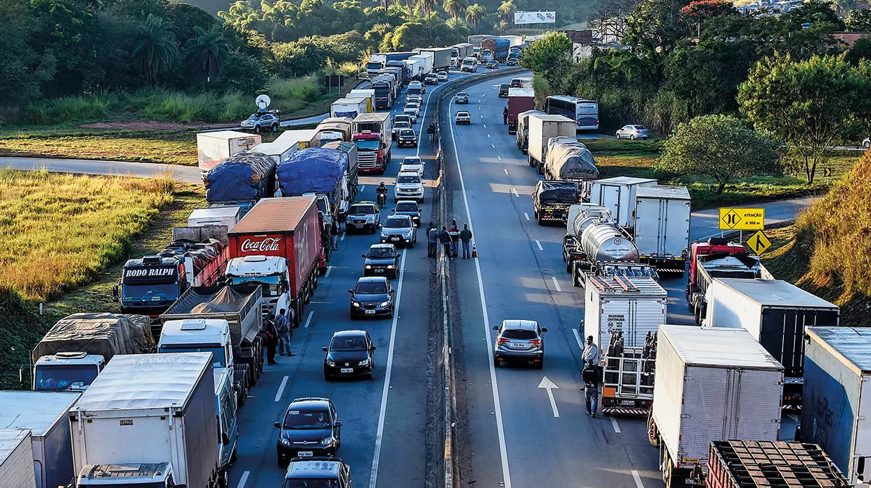 Caminhoneiros ameaçam greve por aumento de preço do diesel